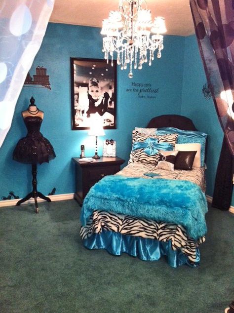 LOVE THIS! One of our customer's Wake Up Frankie room!   "My daughter and everyone LOVES her new Breakfast at Tiffany's/Audrey Hepburn theme room! Thanks Wake Up Frankie for such superior products!"  (courtesy of Starla H.)   Get this Ice Princess look today! http://www.wakeupfrankie.com/collection+details/?ensemble_id=4 Daybed Styles, Paris Themed Bedroom, Paris Rooms, Tidy Room, Girl Bedrooms, Desks For Small Spaces, Teen Girl Bedroom, Breakfast At Tiffany's