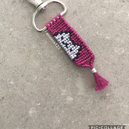 Friendship Bracelet Alpha Patterns, Small Alpha Patterns, Alpha Keychain, Cute Friendship Bracelets, Homemade Bracelets, Bracelet Keychains, Pixel Crochet, Diy Friendship Bracelets Patterns, Pulseras Diy