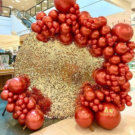 Create a dazzling customized party backdrop by dressing up a round metal arch stand using a shimmering gold Payette sequin cover. Create the perfect combination of sparkle and sophistication by adorning it further with shiny burgundy latex balloons of varying sizes. With this vibrant color scheme, your party backdrop will undoubtedly give your guests memories that will last for years to come. Round Balloon Backdrop, Event Decor Ideas, Party Decorations Table, Arch Frame, Backdrop Decor, Round Balloons, Metal Arch, Decorations Table, Balloon Backdrop