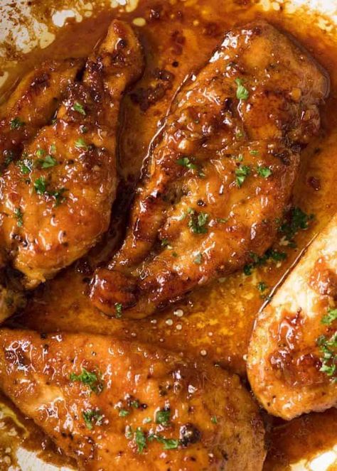 Close up photo of Honey Garlic Chicken in a skillet, fresh off the stove Garlic Chicken Breast Recipes, Chicken Thights Recipes, Seared Chicken Breast, Ayam Bakar, Crock Pot Recipes, Breast Recipe, Honey Garlic Chicken, Idee Pasto Sano, Honey Garlic