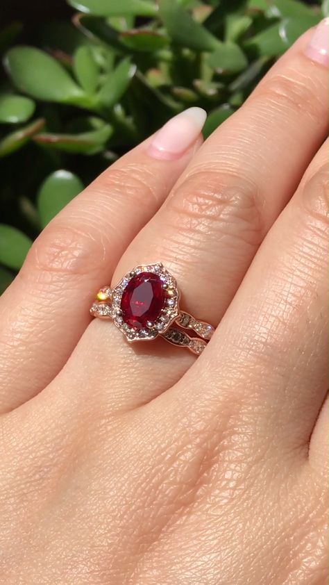 Rings With Ruby Stones, Ruby Rings Women Vintage, Ruby Ring Rose Gold, Gold Ring Stone Design, Ruby Bridal Set, Ruby Diamond Rings Engagement, Colorful Vintage Engagement Rings, Ruby Wedding Rings Vintage, Rose Gold Ruby Engagement Ring