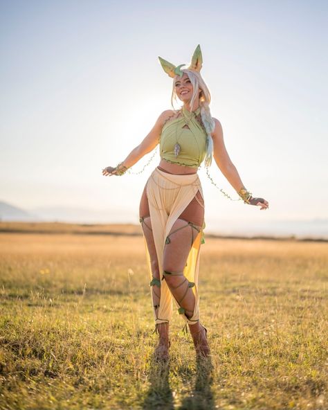 Pokemon Cosplay Ideas, Leafeon Human, Eeveelutions Cosplay, Leafeon Costume, Pokemon Cosplay Female, Leafeon Cosplay, Eeveelution Cosplay, Anime Makeup Ideas, Eevee Cosplay