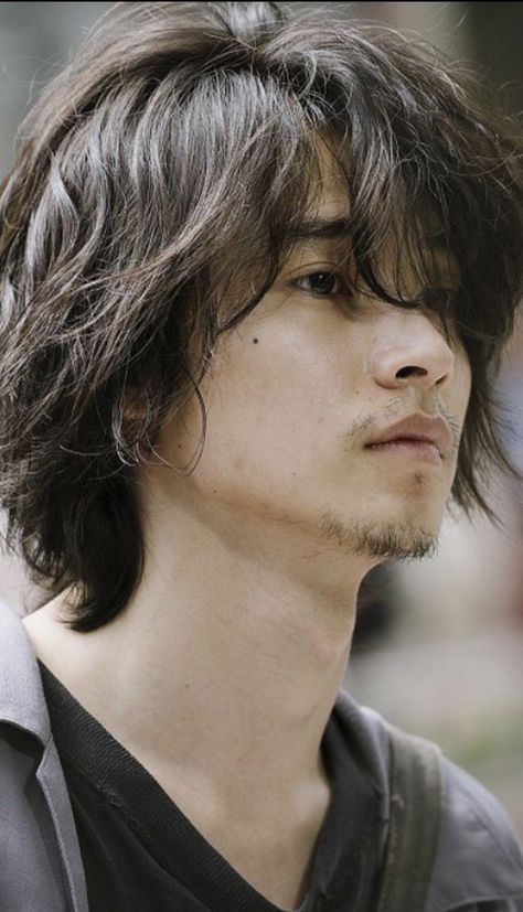 Long Hair Actors, Long Hair Styles Boys, Kento Yamazaki Long Hair, Actors With Long Hair, Layers In Hair, Man With Long Hair, Handsome Men Quotes, Yamazaki Kento, Men Haircut Curly Hair