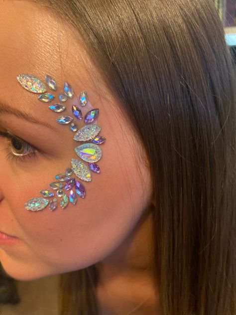 Face Gilliter, Glitter Face Art, Face Glitter Ideas Festival, Glitter Bar Ideas, Masquerade Mask Makeup, Stand Glitter, Glitter Face Makeup, Glitter Face Paint, Festival Face Paint