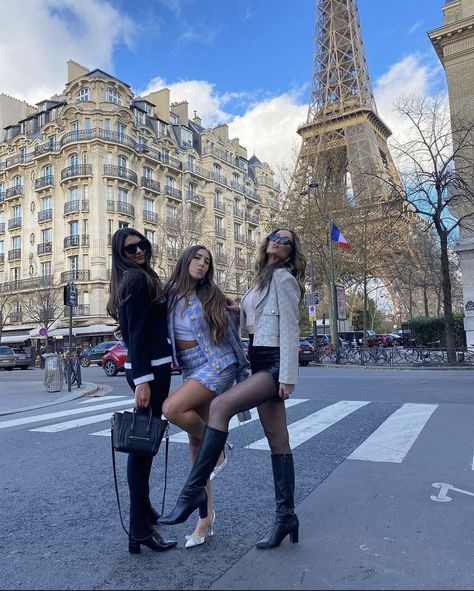 girls trip to pairs #fashion Paris Girls Trip, Paris Photo Ideas, Summer Abroad, Travel Pose, France Aesthetic, Friend Pictures Poses, Paris Vacation, Parisian Life, Trip To Paris