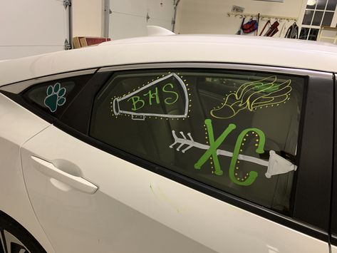 Senior Car Decorating Ideas, Best Senior Pranks, Decoration Ideas With Flowers, Car Decorating Ideas, Jeep Wrangler Diy, Prom Car, Senior Year Diy, Car Decoration Ideas, Diy Graduation Decorations