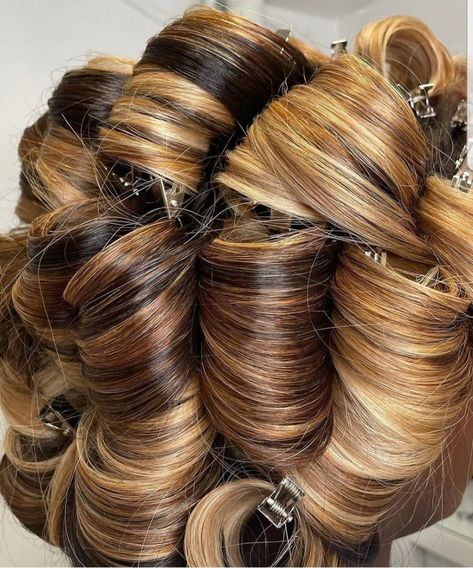 Bump Hair, Curling Long Hair, Hair In Curlers, Curly Blowdry, Victoria Secret Hair, Bump Hairstyles, Two Toned Hair, Siren Core, Velcro Rollers