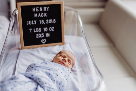 newborn baby boy in hospital bassinet with birthdate, name and weight on letterboard Nursery Tips, Baby Kicking, Boy Newborn, Newborn Hospital, Baby Sleep Problems, Baby Arrival, Pregnant Mom, Trendy Baby, Newborn Pictures