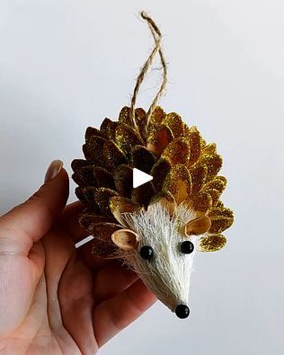 Pinecone Hedgehog Craft, Highland Cow Ornaments Diy, Pinecone Animals, Pinecone Hedgehog, Hedgehog Crafts, Hedgehog Ornament, Hedgehog Christmas, Hedgehog Craft, Pinecone Crafts