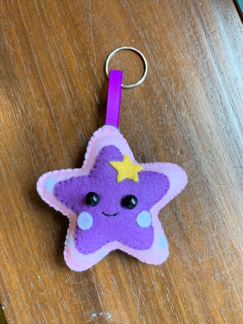 Made for my 5yrs old who loves stars and the colour purple.  #feltkeychain #feltcraft #diycraft # Purple Felt Crafts, Diy Pom Pom Rug, The Colour Purple, Profitable Crafts, Felt Star, Star Keychain, Felt Puppets, E Textiles, Felt Keychain