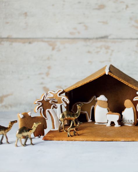 Gingerbread Nativity - The Happy Foodie Gingerbread Nativity, Easy Gingerbread House, Cool Gingerbread Houses, Homemade Gingerbread, Iced Biscuits, Recipes Christmas, Piping Icing, Mary Berry, Christmas Dessert