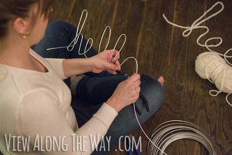 Easy wire word art - * View Along the Way * Yarn Art Diy, Bending Wire, Diy Wall Hanging Yarn, Yarn Letters, Copper Wire Crafts, Wire Letters, Sculpture Textile, Wire Sign, Wire Wall Art