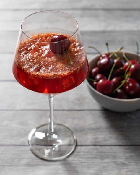 With cherry season getting close to the end, it’s time to take advantage of the Fruit and enjoy a nice Cherry Spritz while you’re prepping the family BBQ! This cocktail/mocktail is the perfect refresher and keeps the taste of summer going for a bit longer! Summer Burger, Burger In A Bowl, Summer Burgers, Frozen Limeade, Plant Based Burgers, Cherry Season, Family Bbq, Cocktail And Mocktail, Cherry Limeade