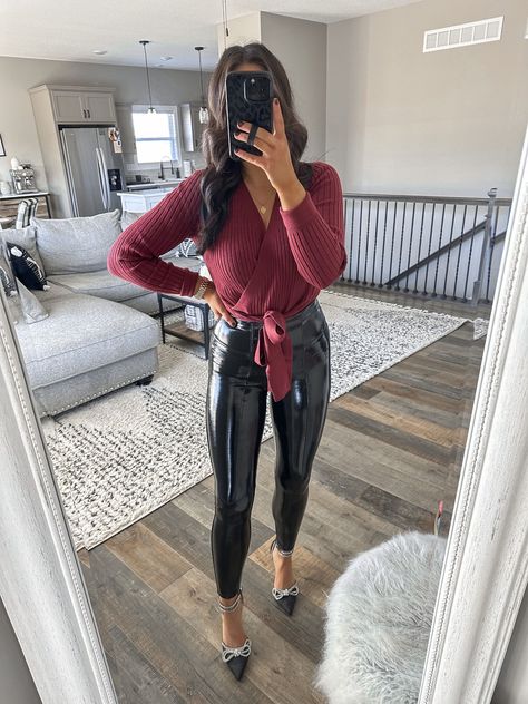 Split Hem Leather Pants Outfit, Leather Pants Outfit Dressy, Liquid Leggings Outfit, Velvet Tops Outfit, Christmas Party Outfit Casual, Classy Party Outfit, Christmas Party Outfits Classy, Christmas Party Outfit Work, Christmas Fashion Outfits