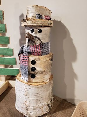 Once Daily DIY: Snowman made with Birch Logs Birch Tree Decor Christmas, Birch Decorations, Log Snowman, Birch Wood Crafts, Log Crafts, Birch Tree Decor, Birch Craft, Birch Logs, Frozen Themed Birthday Party