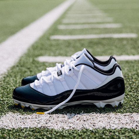 @LeVeonBell will wear these Air Jordan 11 Low cleats if he gets back on the field. Custom Football Cleats, Jordan Cleats, Custom Cleats, Drip Ideas, Football Dress, Football Drip, Philly Eagles, Air Jordan 11 Low, Jordan 11 Low