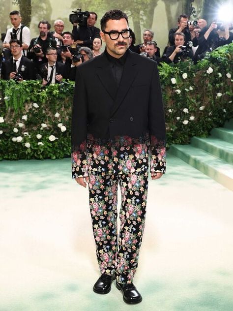 LOEWE AT THE 2024 MET GALA: Explore The Looks Dan Levy, Met Gala Outfits, Met Gala Dresses, Gala Outfit, Celebrity Fashion Looks, Met Gala Red Carpet, Menswear Runway, The Met Gala, Vogue Australia