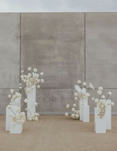 Minimal Wedding Ceremony Flowers, Minimalist Altar Design, Wedding Photo Stand, Altar Backdrop Wedding, Modern Mexico Wedding, Minimal Wedding Altar, Wedding Altar Backdrop, Unique Wedding Florals, Altar Ideas Wedding