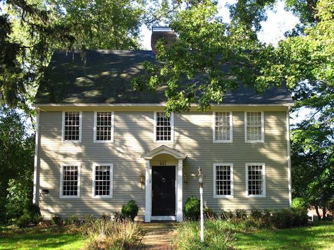 Center Chimney Colonial, Classic Colonial Homes, Antique Homes, Salt Box House, Colonial House Exteriors, Holly House, Saltbox Houses, Colonial Exterior, Primitive Homes