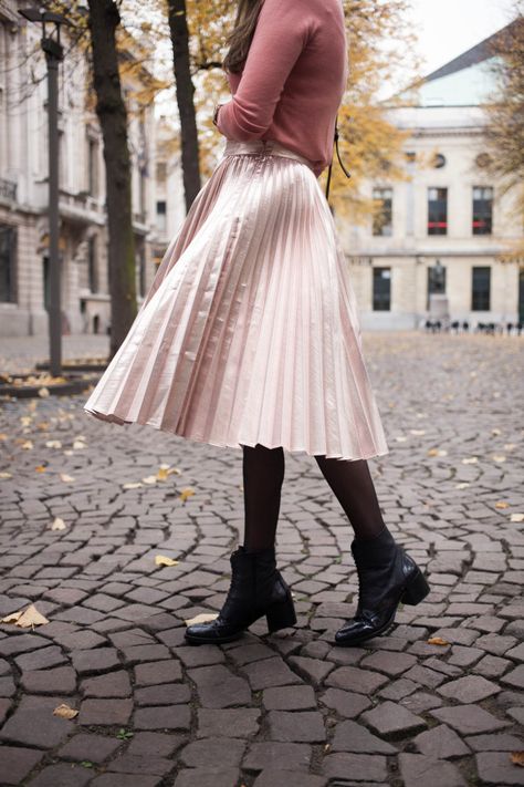 Pink Pleated Skirt Outfit Winter, Rose Skirt Outfit, Accordion Skirts, Pink Pleated Skirt Outfit, Pleated Skirt Outfits, Pink Skirt Outfits, Accordion Skirt, Pleated Skirt Outfit, Metallic Pleated Skirt