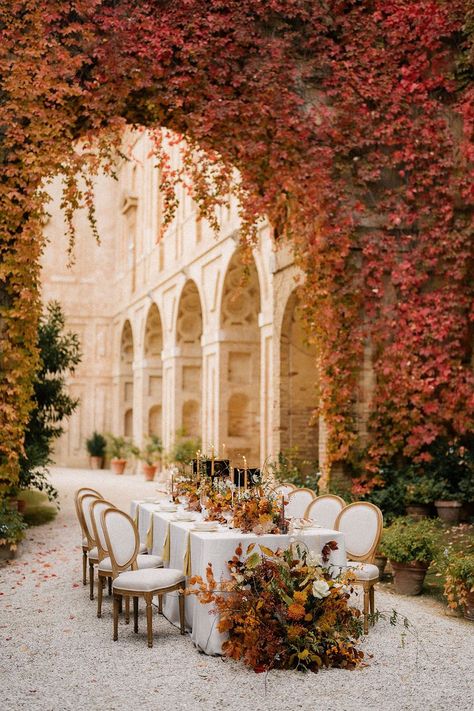 This autumn wedding in an Italian palazzo is overflowing with historical architecture complemented by wild and unruly blooms. Amidst the ivy-climbing facade of this Pesaro gem were calligraphed linen menus, matte black table lamps alternating with twisted taper candles and low ochre centerpieces that grounded the palette. Italian Autumn Aesthetic, Autumn Wedding Aesthetic, Italian Autumn, Autumn Wedding Theme, Autumn Wedding Table, Autumn Wedding Flowers, Rustic Autumn Wedding, Italian Palazzo, Wedding In October