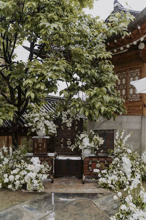 Wedding Venues Korea, Korean Outdoor Wedding, Korean Wedding Venues, South Korea Wedding, Korean Countryside, Seoul Wedding, Romantic Rain, Wedding Korea, Small Garden Wedding