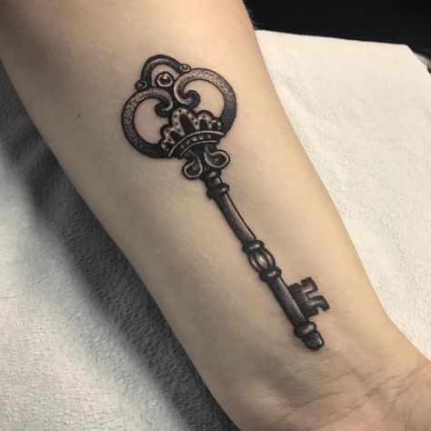 Ornate Key Tattoo, Skeleton Key Tattoo Men, Old Key Tattoo, Antique Key Tattoos, Skeleton Key Tattoo, Key Tattoo Designs, Iphone 11 Wallpaper, Animal Tattoo Ideas, Key Tattoos