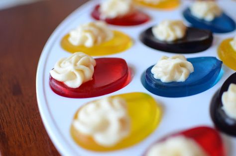 Creative Easter Desserts, Jello Easter Eggs, Jello Eggs, How To Make Jello, Jello Jigglers, Easter Deviled Eggs, Easter Fun Food, Easy Easter Desserts, Vanilla Filling