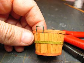 Dollhouse Miniature Furniture - Tutorials | 1 inch minis: 1 INCH SCALE BUSHEL BASKET TUTORIAL - How to make a dollhouse bushel basket from card stock. Miniature Basket, Basket Tutorial, Bushel Baskets, Dollhouse Tutorials, Dollhouse Miniature Tutorials, Doll Furniture Diy, Fairy Garden Crafts, Fairy Furniture, Mini Doll House