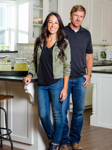 Joanna Gaines style: Cool jackets and perfectly fitted jeans epitomize Joanna’s laid-back look. Cute black booties and delicate gold accessories add to the casual-yet-stylish vibe she’s always rocking. Joanna Gaines Outfits, Chip And Joanna Gaines Costume, Joanna Gaines Style Clothes, Jo Gaines, Joanne Gaines, Fixer Upper Joanna, Fixer Upper Joanna Gaines, Joanna Gaines Style, 5 Outfits