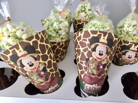 Safari Popcorn, Mickey Safari Birthday, Popcorn Cones, Mickey Mouse Party Favors, Minnie Mouse Decorations, Mickey First Birthday, Peanuts Birthday, Jungle Thema, Fiesta Mickey Mouse