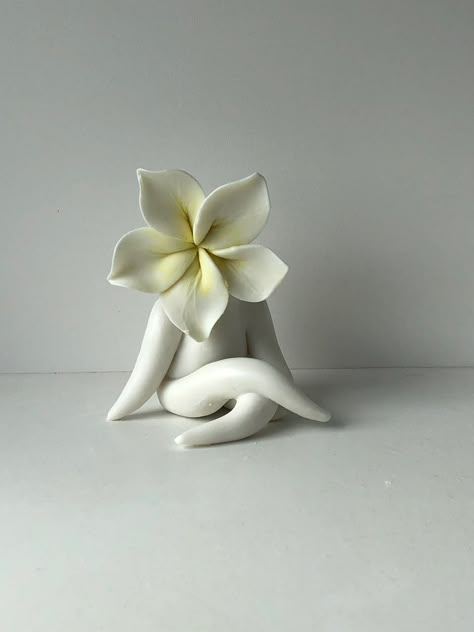 Simple Sculpture Art, Diy Sculpture Ideas Simple, Ceramic Statue Sculpture, Ceramic Sculpture Ideas Inspiration, East Clay Sculptures, Sculpture Art Beginner, Ceramic Figures Sculpture, Sculpture Ideas Easy, Ceramic Person