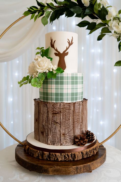 A stylish, scottish themed wedding cake featuring a soft, natural looking and unique bark and Scotland’s most unique tartan. The tartan can be adaptedvto suit the groom’s clan’s tartan. The cake is ardoned with sugar flowers. Scottish Wedding Decorations, Scotland Party Theme, Rustic Scottish Wedding, Scottish Themed Cake, Scottish Wedding Ideas, Wedding Invitations Scottish, Scottish Wedding Cakes, Scottish Wedding Themes, Autumn Wedding Cakes