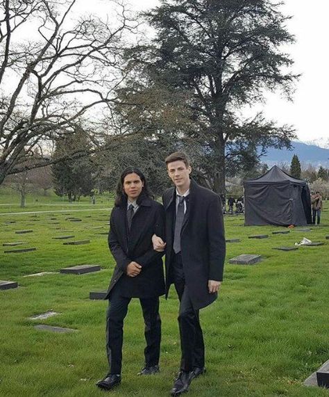 ⚡flashcrewhuz⚡ on Twitter: "Amazing #Tbt shot to one of the last days of filming season 3 with my 2 favs @Tha_Los and #grantgustin #TheFlash -Juan https://t.co/8Y3ZNZOp0w" Flash Behind The Scenes, The Flash Season 3, The Flash Season, Killer Frost, Barry Allen, Grant Gustin, Tom Felton, Last Days, The Flash