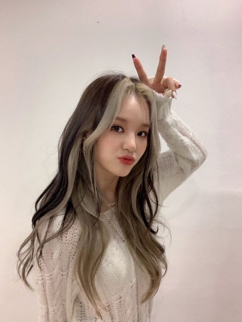 Hidden Hair Color, Korean Hair Color, Girl Hair Colors, Hair Color Underneath, Peekaboo Hair, Hair Color Streaks, Hair Streaks, Dyed Hair Inspiration, Pretty Hair Color