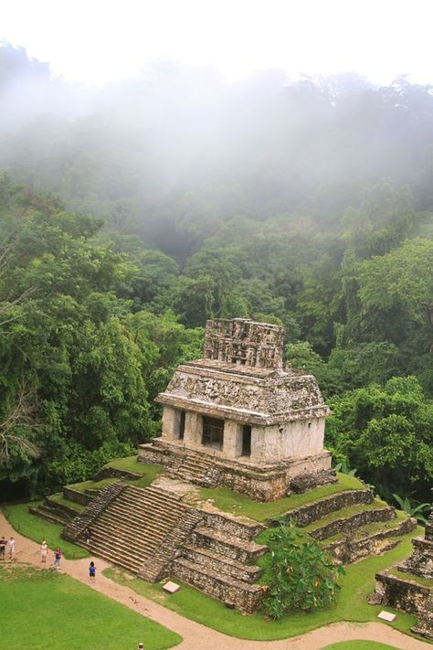 A 1,600 year old temple believed to be dedicated to the sun deity of the ancient Maya people has been found in El Zotz, Guatemala. The Temple of the Night Sun dates back to between 350 and 400 AD. Its outer wall is decorated with deeply carved and painted stucco, as well as a series of masks depicting different phases of the sun.   <3 lis Ancient Calendar, Future Manifestation, Mayan Architecture, Celestine Prophecy, Mayan Temple, Architecture Antique, Maya Ruins, Temple Ruins, Mayan Culture