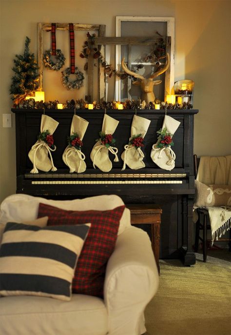 Modern Christmas Living Room, Piano Christmas, Harry Potter Christmas Decorations, Piano Decor, Christmas Piano, Christmas Living Room, Living Room Design Ideas, Christmas Baby Shower, Christmas Living Rooms