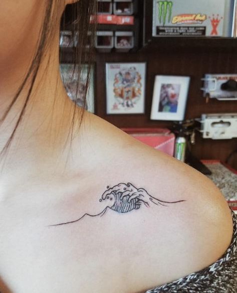 50+ Cute Collar Bone Tattoos For Women (2021) Tiny Butterfly Tattoo, Rad Tattoos, Clavicle Tattoo, Wave Tattoo Design, Henna Ideas, Wave Tattoo, Bone Tattoos, Jellyfish Tattoo, Tattoo Rose