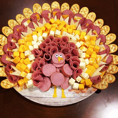 Turkey Charcuterie Board, Turkey Charcuterie, Creative Thanksgiving Recipes, Turkey Board, Thanksgiving Food Crafts, Thanksgiving Platter, Cheese Turkey, Thanksgiving Appetizers Easy, Thanksgiving Snacks