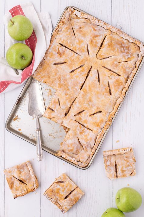 Warmly spiced apples baked between two layers of flakey buttery crust make this apple slab pie an absolute winner. Perfect for dishing out dessert to a larger crowd! Flat Apple Pie Pioneer Woman, Apple Pie Slab Recipe, Slab Apple Pie Recipe, Apple Pie Slab, Make Ahead Desserts For A Crowd, Sheet Pan Apple Pie, Cherry Slab Pie, Slab Pies, Slab Pie Recipes