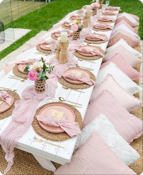 Fancy Party Table Decor, Picnic Pool Party Ideas, Pink Birthday Party Setup, Pink Picnic Party Ideas, Pink Picnic Birthday Party, Bruch Idea Birthday Decoration, Fancy Picnic Ideas, Floral Picnic Party, Pink Beach Picnic