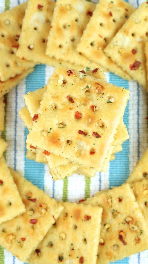 Comeback Crackers, Seasoned Saltines, Fire Crackers Recipe, Firecracker Crackers, Saltine Cracker Recipes, Cracker Flavors, Seasoned Crackers, Fire Crackers, Easy To Make Snacks