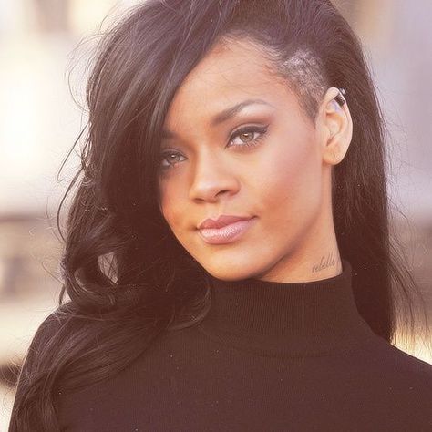 Shaved side with long #hair #rihanna: Shaved Side Of Head, Half Shaved Hair, Shaved Side Hairstyles, Bow Hairstyle, Rihanna Style, Rihanna Fenty, Music Artist, Hairstyles Black, Beauty Icons