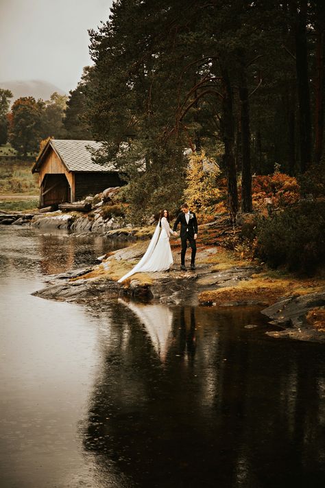 Cabin Wedding Photography, Autumn Wedding Venues Outdoor, Cabin Wedding Aesthetic, Autumn Wedding Outdoor, Fall Wedding Elopement, Cabin Wedding Photos, October Wedding Aesthetic, Fall Cabin Wedding, Autumn Wedding Aesthetic