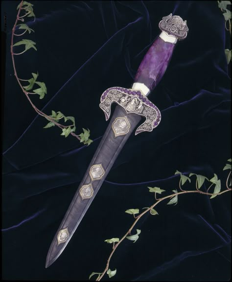 Dagger Drawing, Fantasy Dagger, Knife Aesthetic, Pretty Knives, Dagger Tattoo, Royal Aesthetic, Twist Pattern, Golden Temple, Cool Swords