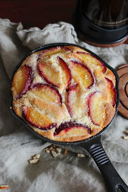 Definitely the prettiest thing your skillet has ever made, right? Recipe here. Skillet Desserts, Cast Iron Skillet Cooking, Skillet Cake, Iron Skillet Recipes, Cast Iron Skillet Recipes, Dessert Aux Fruits, Cast Iron Recipes, Cast Iron Skillet, Iron Skillet