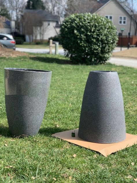 Easily give boring or old planters or vases a sophisticated facelift by painting them and smearing them with mud.I searched for two years for planters that were a modern shape, large in size, and a sophisticated color that would go well on our front porch. After not having any luck I decided to DIY a pair to fit our needs. BEFORE    For this project I used a pair of plastic textured planters that started with a salt and pepper finish. If you want a textured finish, using planters or va… Spray Painted Vases, Spray Paint Vases, Wood Bowl Decor, Diy Privacy Fence, Vintage Metal Trays, Old Coffee Tables, Diy Spray Paint, Wood Planter Box, Diy Sprays