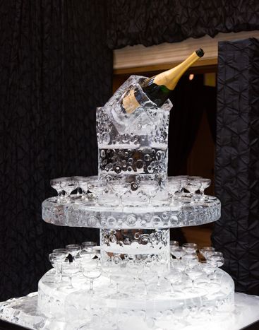 Event Idea, I found this was a creative way to keep the champagne at an event chilled. Ice Sculpture Wedding, Champagne Fountain, Gatsby Gala, Bandeja Bar, Gala Ideas, Ice Sculpture, Ice Bars, Planning Wedding, Gatsby Party