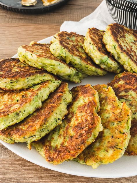 Voici une recette de galette de courgette au fromage, réalisée avec les courgettes bien présentes cet été. C'est une recette comme d'habitude facile à Cauliflower Fritters, Zucchini Feta, Queso Feta, Zucchini Fritters, Baked Cauliflower, Idee Pasto Sano, Sriracha, Healthy Dinner Recipes Easy, Couscous