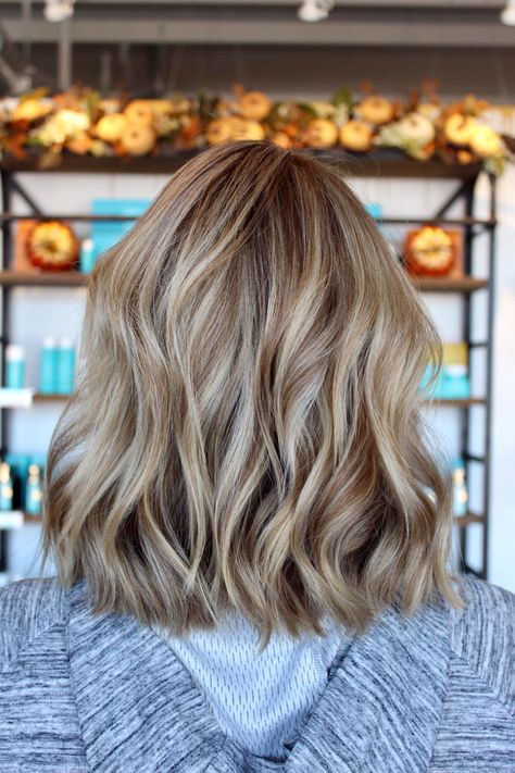 Fall Baylage Hair Blonde Short, Beige Blonde Short Hair, Lived In Blonde For Fall, Fall Hair For Blondes 2024, Blonde Balayage With Lowlights, Blonde Balayage Fall 2024, Baby Lights Hair Blonde, Beachy Dimensional Blonde, Dimensional Blonde Hair